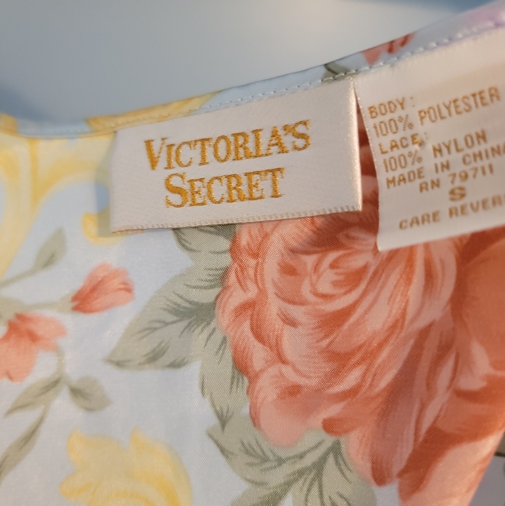 Victoria's Secret Gold Label Vintage Floral Robe - Picture 6 of 6